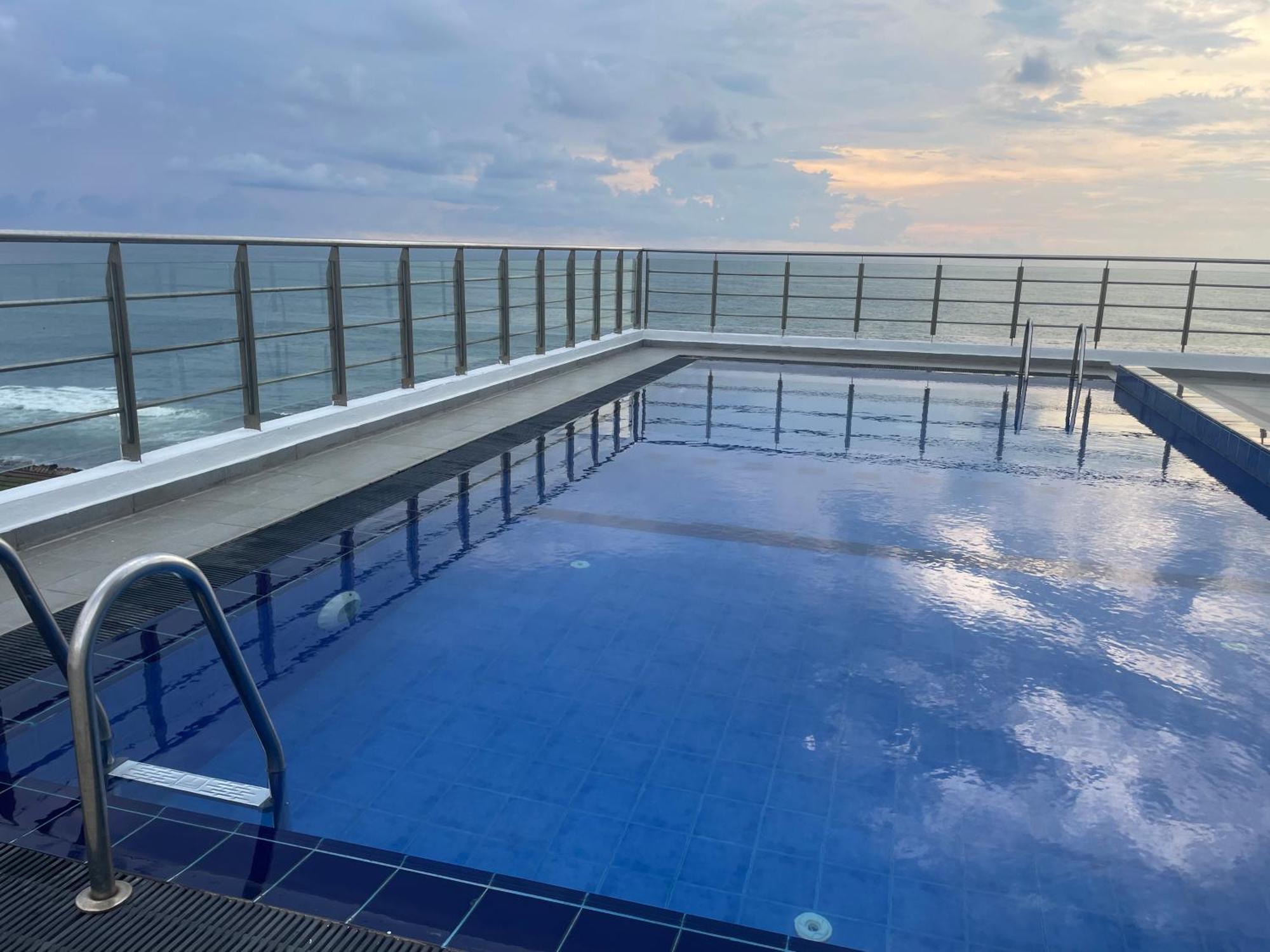 Next To An Indian Ocean Lejlighed Colombo Eksteriør billede